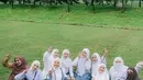 Ada yang memakai seragam putih abu-abu lengkap dengan hijab putih khas anak SMA. [Foto: IG/asrikasura/ririe_fairuz].