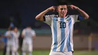 Selebrasi pemain Timnas Argentina U-17, Claudio Echeverri setelah mencetak gol pertama ke gawang Timnas Jepang U-17 pada laga kedua Grup D Piala Dunia U-17 2023 di Stadion Si Jalak Harupat, Kabupaten Bandung, Selasa (14/11/2023). (Bola.com/Ikhwan Yanuar)