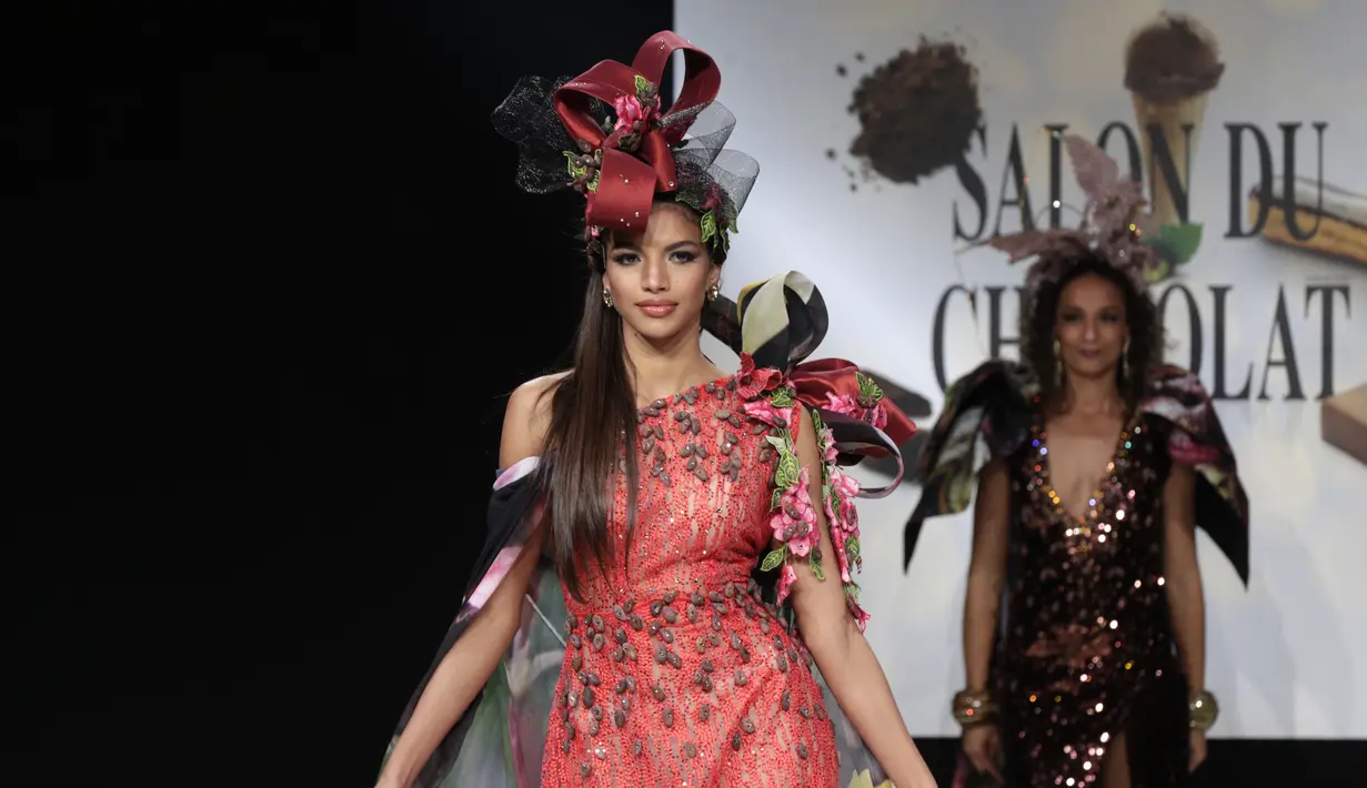 Seorang model Venezuela mempersembahkan kreasi yang dibuat dengan cokelat oleh Federico Jimenez Rivas dan desainer Pavel Mieses selama Chocolate Fair (Salon du Chocolat) di Paris pada Rabu (27/10/2021). (GEOFFROY VAN DER HASSELT / AFP)