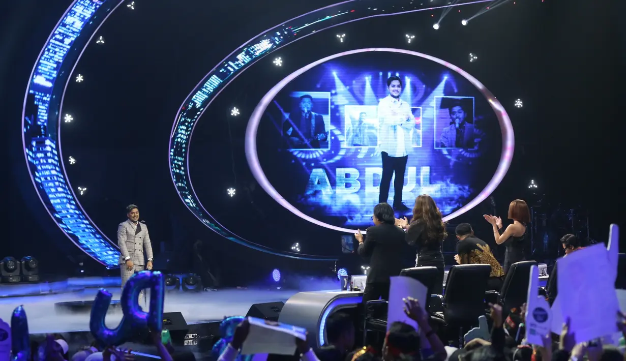 "Ternyata Abdul memberi sentuhan spektakuler. Kamu mainkan di tengahnya, ada sentuhan berbeda di belakang, Dul tadi penampilan yang sangat berkelas," kata Ari Lasso. (Nurwahyunan/Bintang.com)