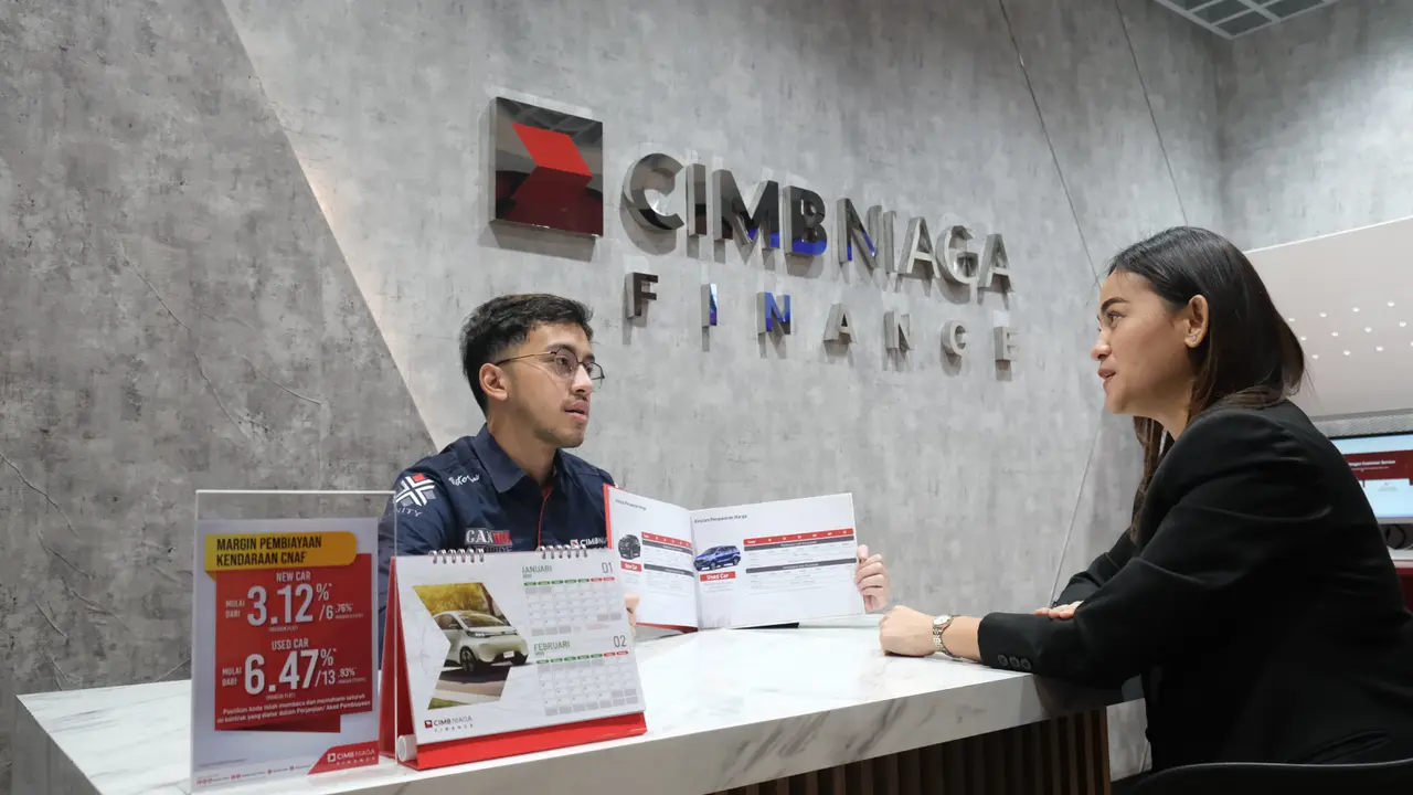 Pekerja PT CIMB Niaga Auto Finance (CIMB Niaga Finance) sedang melayani nasabah. Dok CIMB Niaga Finance