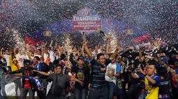 Suporter Arema Cronus berlarian merayakan kemenangan tim Singo Edan di laga final Piala Bhayangkara 2016 melawan Persib di Stadion GBK Jakarta, Minggu (3/4/2016). Arema Cronus unggul 2-0 atas Persib. (Liputan6.com/Helmi Fithriansyah)