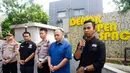 Wartawan dari sejumlah organisasi bersama Polres dan Pemkot Depok menggelar doa bersama bagi lima jurnalis yang hilang kontak saat meliput erupsi Gunung Anak Krakatau di Depok Open Space, Depok, Jawa Barat, Kamis (10/9/2026). (KLY/Budy Santoso)