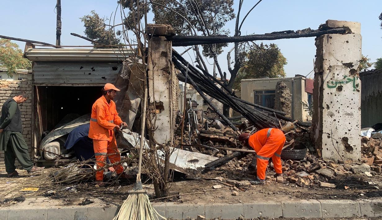 Pekerja Kota Afghanistan membersihkan lokasi ledakan di Kabul, Afghanistan, Rabu (9/9/2020). Kepala Kantor Wapres Afghanistan Razwan Murad mengatakan Saleh dalam kondisi baik-baik saja dan tidak ada ajudan yang terluka dalam aksi bom bunuh diri tersebut. (AP Photo/Rahmat Gul)