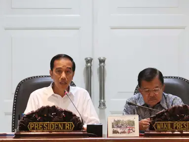 Presiden Joko Widodo (Jokowi) bersama Wakil Presiden (Wapres) Jusuf Kalla memimpin rapat terbatas di Kantor Kepresidenan, Jakarta, Rabu (26/7). Dalam rapat terbatas tersebut membahas tentang Pemantapan Program Bela Negara. (Liputan6.com/Angga Yuniar)