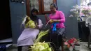 Warga Bali membantu membuatkan kulit ketupat bagi umat Islam yang akan merayakan Lebaran Idul Fitri di kawasan Perumahan Pondok Kampial {ermai, Nusa Dua, Bali, Jumat (21/04/2023).  Momen Idul Fitri dimanfaatkan warga untuk saling tolong menolong sebagai semangat toleransi beragama.
(merdeka.com/Arie Basuki)