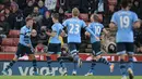 Pemain Tottenham Hotspur, Dele Alli (kiri) mencatatkan namanya pada papan skor saat mencetak gol ke gawang Stoke City  pada lanjutan Liga Inggris di Stadion Britannia, Stoke, Selasa (19/4/2016) dini hari WIB. (AFP/Paul Ellis)