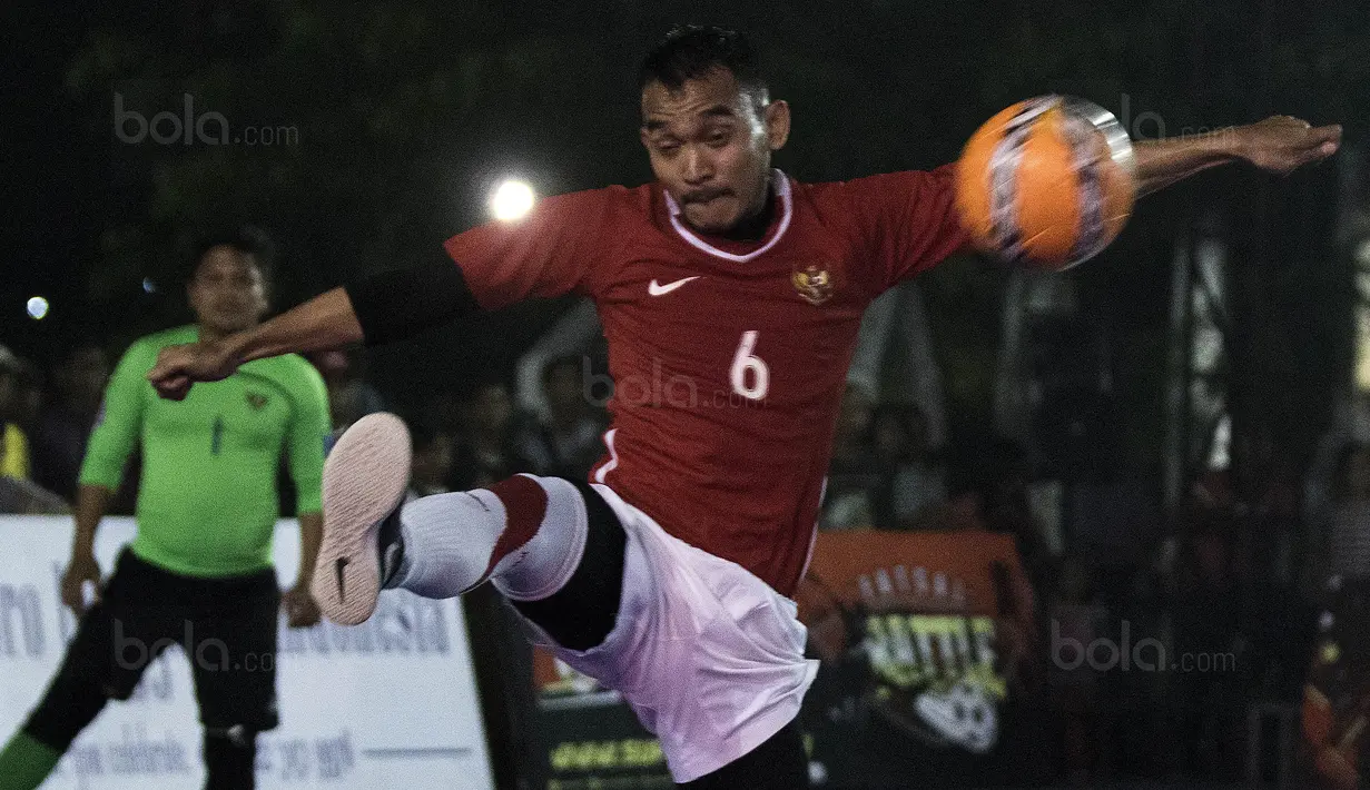 Pemain futsal Indonesia, Karismawan, meramaikan grand final Super Soccer Futsal Battle 2017 di Bintaro Jaya ExChange, Tangerang, Sabtu (21/10/2017). Timnas futsal Piala AFF 2010 tampil melawan All Star. (Bola.com/Vitalis Yogi Trisna)