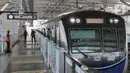 Suasana sepi saat Lebaran di salah satu stasiun Moda Raya Terpadu (MRT) di Jakarta, Minggu (24/5/2020). Di tengah pandemi virus corona COVID-19, pengguna MRT terpantau sepi dan tak seperti libur Lebaran sebelumnya. (Liputan6.com/Johan Tallo)
