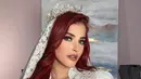 Tak tanggung-tanggung dengan baju pengantin yang cantik, lengkap dengan tudung kepala dan tiara, makeup bold Tasya sukses meniru Ariel, terutama dengan rambut merah panjangnya yang dibiarkan tergerai. Foto: Instagram.