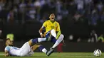 Pemain Brasil Neymar (kanan) dihadang pemain Argentina Nicolas Otamendi pada laga Pra-Piala Dunia 2018 zona CONMEBOL di Stadion Monumental Antonio Verspucio Liberti,Buenos Aires, Argentina, Sabtu (14/11/2015) WIB. (REUTERS/Marcos Brindicci)