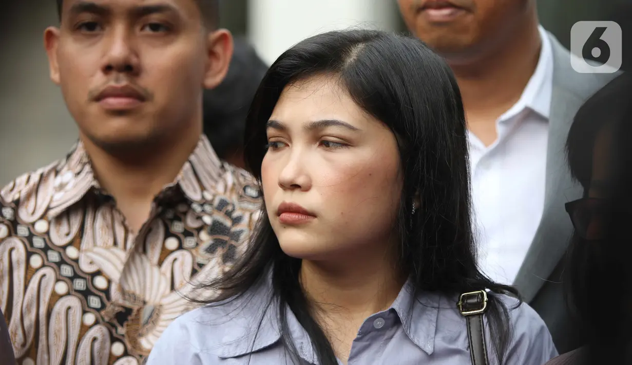 Kekasih Brigadir Nofryansyah Yosua Hutabarat atau Brigadir J, Vera Simajuntak, tiba untuk konferensi per di salah satu hotel di kawasan Jakarta Barat, Kamis (29/9/2022). Vera muncul ke publik untuk pertama kalinya dan menyampaikan harapannya usai berkas perkara pembunuhan berencana Brigadir J dinyatakan lengkap. (Liputan6.com/Herman Zakharia)