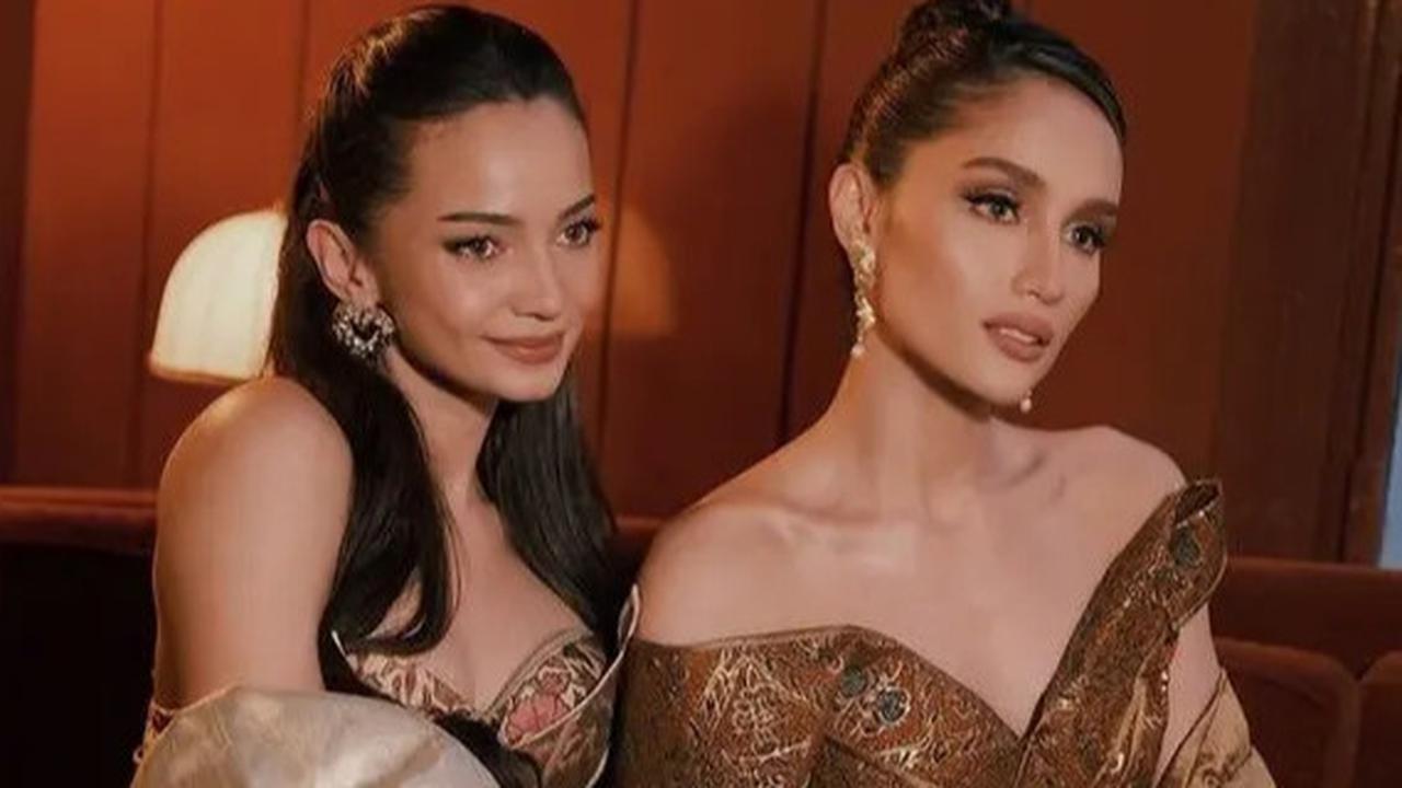 7 Foto Enzy Storia dan Cinta Laura Kenakan Gaun Batik di Paris Fashion Week 2024, Cantik Memukau