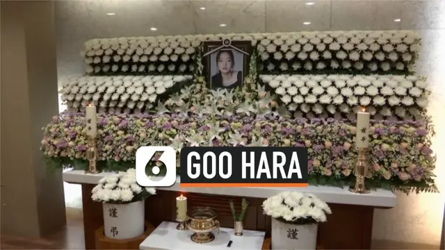 Para penggemar dan keluarga Goo Hara memberikan penghormatan terakhir kepada sosok idolanya. Goo Hara tewas ditemukan di rumahnya dan hingga kini penyebab meninggalnya belum diumumkan.