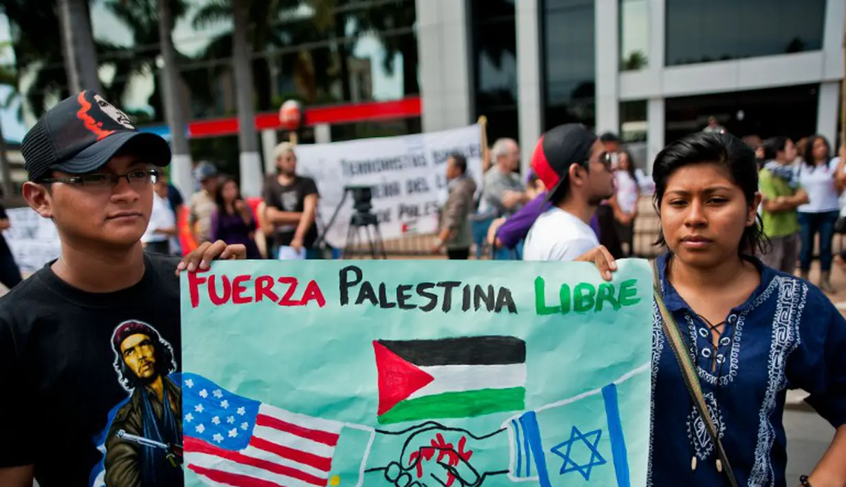 Demonstran San Salvador  memprotes serangan Israel di luar kedutaan besar Israel di San Salvador, pada 14 Juli 2014 (AFP PHOTO / Jose Cabezas)