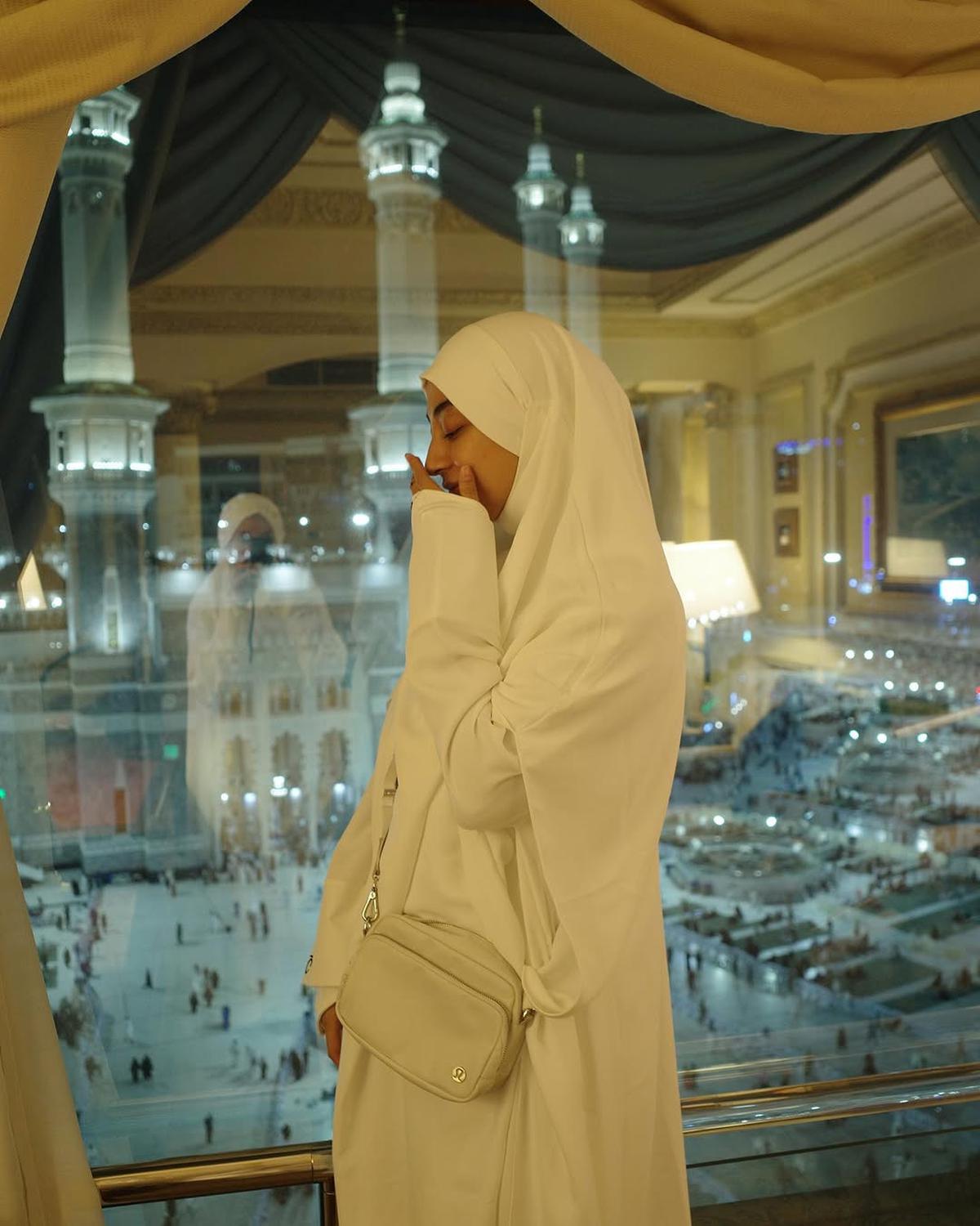 Potret Cantik Margin Wieheerm Jalani Ibadah Umrah Sendiri Tanpa Ali Syakieb, Tetap Terlihat Bahagia