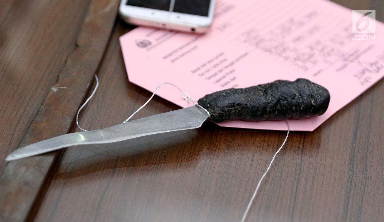 Barang bukti pisau kasus begal yang diungkap Mapolres Metro Jakarta Selatan, Selasa (17/7). Selain pisau, polisi juga mengamankan sebilah pedang, telepon selular, dan dua unit sepeda motor. (Liputan6.com/Immanuel Antonius)