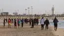 Orang-orang berolahraga di pantai sembari menunggu waktu berbuka puasa selama bulan suci Ramadan, meskipun lockdown karena pandemi COVID-19, di ibu kota Tripoli, Libya pada Jumat (8/5/2020). (Photo by Mahmud TURKIA / AFP)