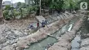 Aktivitas pekerja menyelesaikan proyek normalisasi Kali Kayu Putih, Jakarta, Selasa (15/10/2019). Proyek normalisasi Kali Kayu Putih ini ditargetkan rampung pada Desember 2019. (merdeka.com/Iqbal S. Nugroho)