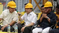 Setya Novanto (tengah) berbincang dengan Anggota Dewan Kehormatan Golkar MS Hidayat (kiri) saat peresmian pembangunan Gedung Panca Bakti DPP Golkar di Jakarta, Minggu (12/11). (Liputan6.com/Faizal Fanani)