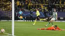 Satu-satunya gol Borussia Dortmund dilesatkan oleh Donyell Malen (kiri) yang sukses memanfaatkan umpan dari Jude Bellingham di menit ke-37. Berkat kemenangan tersebut, Dortmund berhasil menjadi pemuncak klasmen sementara Grup C Liga Champions 2021/2022 dengan poin enam. (AP/Martin Meissner)