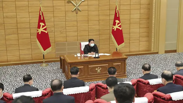 Pemimpin Korea Utara Kim Jong Un (atas) menghadiri pertemuan tentang strategi anti-virus di Pyongyang, Korea Utara Sabtu, 14 Mei 2022. (KCNA/AP)