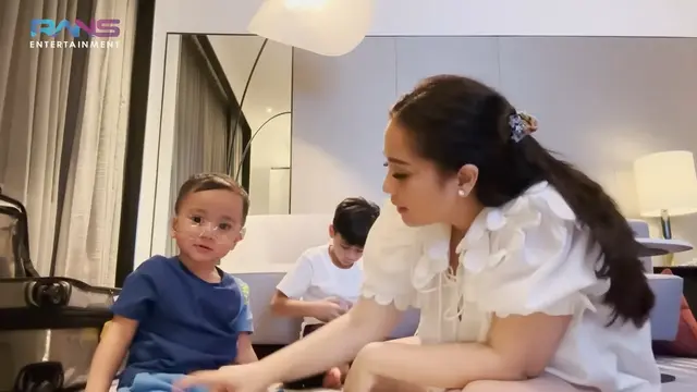 Nagita Slavina menikmati waktu bersama Rafathar dan Rayyanza di Singapura. (Foto: YouTube Rans Entertainment)