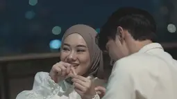 Tidak berhenti di situ, Rey juga memberikan hadiah spesial berupa perhiasan untuk Dinda, berupa kalung dan gelang. Dinda tampak bahagia saat Rey mengenakan gelang tersebut di pergelangan tangannya. Hadiah ini menjadi lambang cinta Rey yang selalu ingin membuat Dinda merasa istimewa di hari spesialnya. (Liputan6.com/IG/@dindahw)