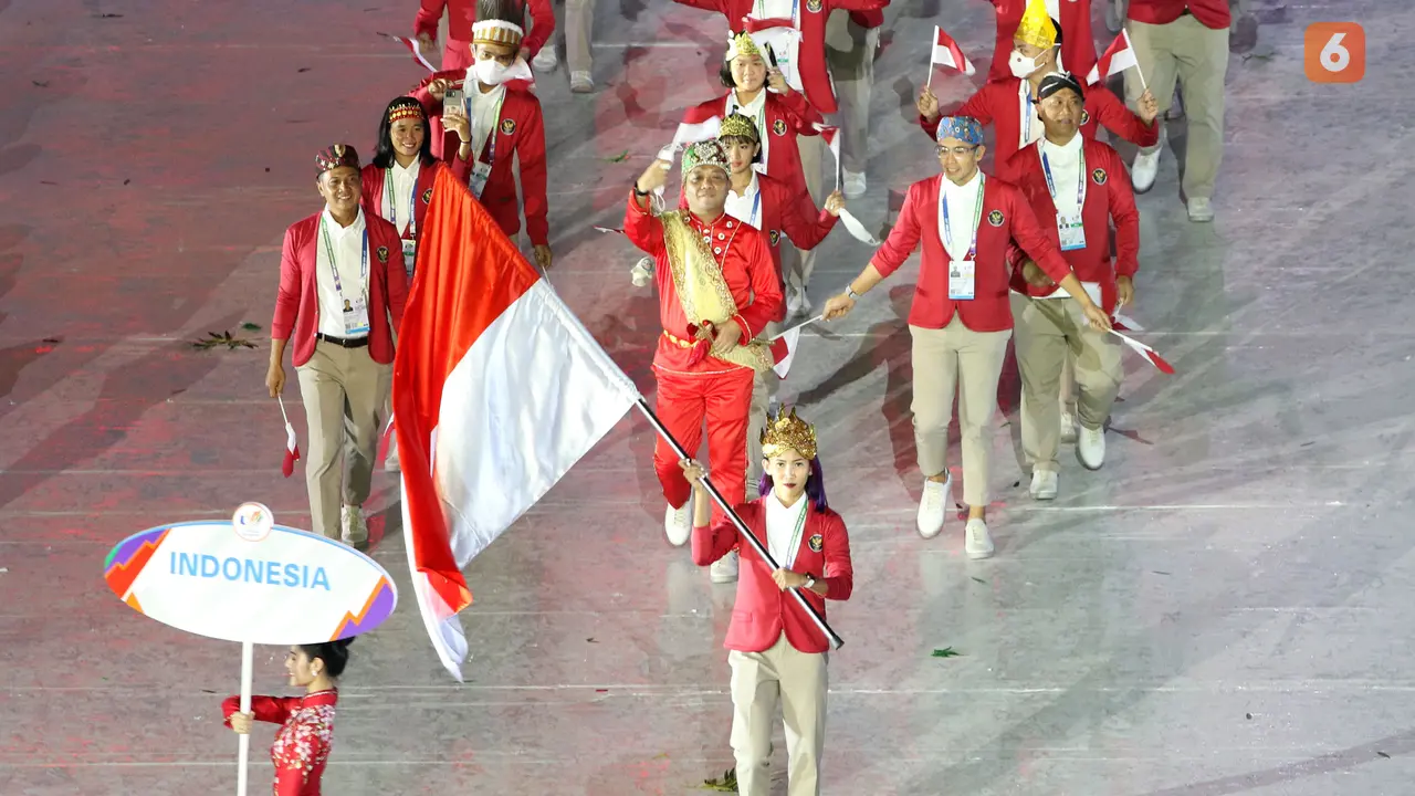 Kontingen Indonesia saat pembukaan SEA Games Vietnam 2021 di Stadion Nasional My Dinh, Hanoi, Kamis (12/5/2022). (Bola.com/Ikhwan Yanuar)