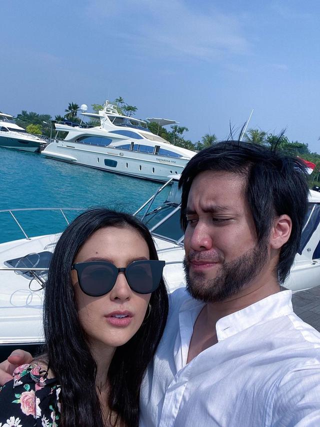 Momen Liburan Kevin Aprilio di Kepulauan Seribu, Tampil Macho dengan Brewok. (Sumber: Instagram/kevinaprilio)