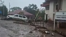 Detik-Detik Banjir Bandang Terjang Kantor Bupati Solok