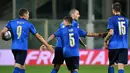 Pemain Italia merayakan gol yang dicetak Stefano Sensi ke gawang Bosnia pada laga UEFA Nations League di  Artemio Franchi, Sabtu (5/9/2020) dini hari WIB. Italia bermain imbang 1-1 atas Bosnia. (AFP/Isabella Bonotto)