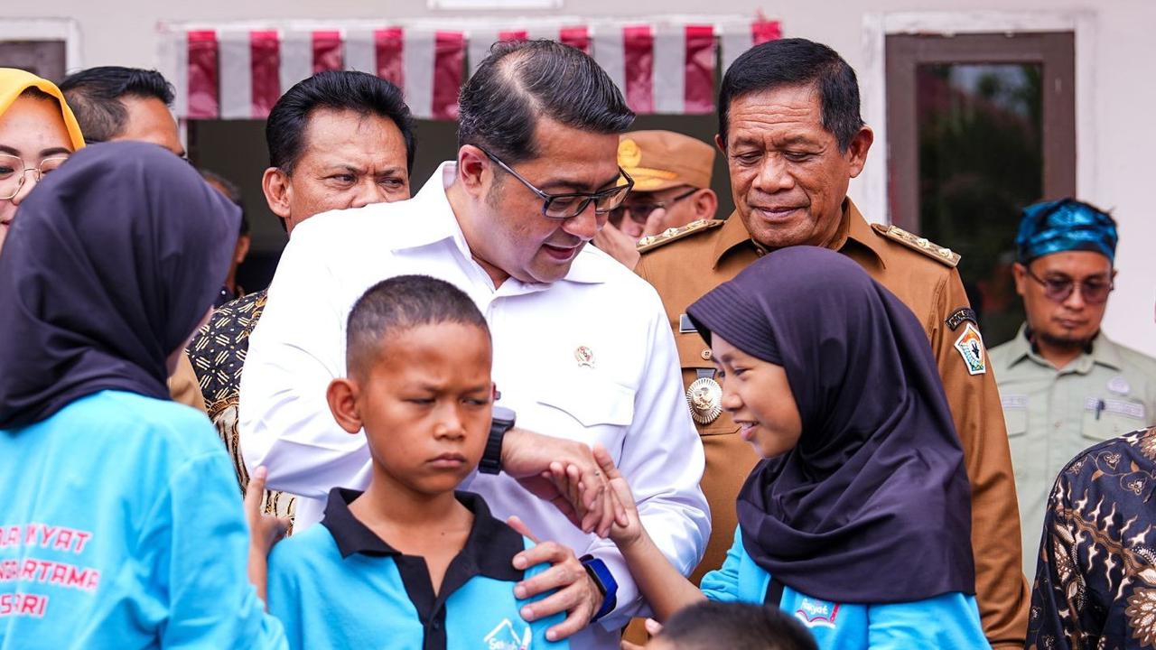 Tinjau Sekolah Rakyat di Kendari, Menteri Ekraf Tekankan Pendidikan dan Kreativitas Beriringan