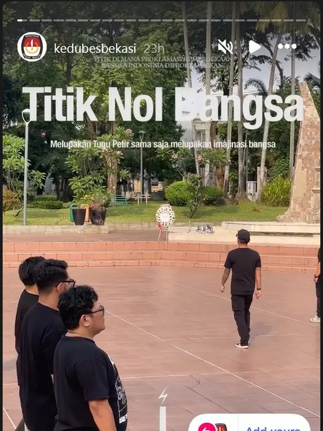 Potret Komika dan Seniman Gelar Upacara Penurunan Bendera