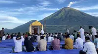 Salat id di Wonosobo dengan pemandangan langsung Gunung Sumbing viral di media sosial. (Dok: X @sayaizin)