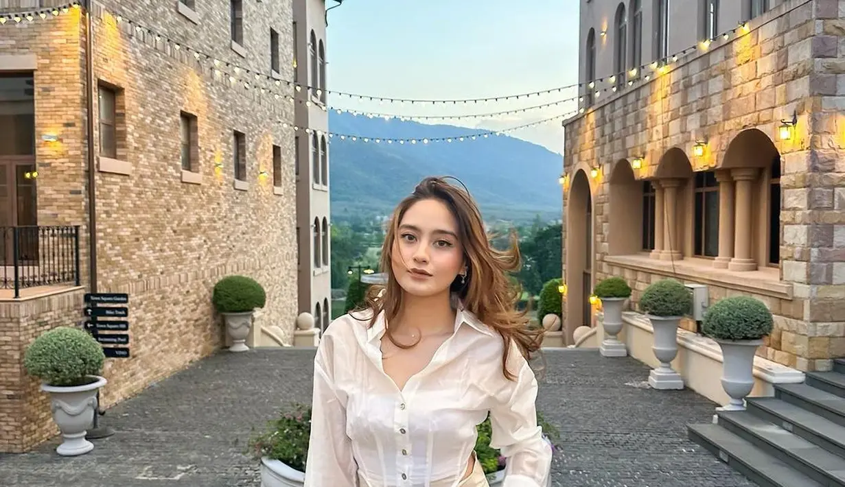 Kombinasi korset top warna putih dan loose pants warna broken white nggak kalah menarik untuk OOTD liburan.  [@salshabillaadr]