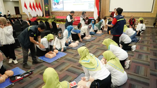 Peserta Workshop BHD DWP Kemenkes berlatih teknik CPR bersama tenaga medis profesional, sebagai bekal hadapi situasi darurat dan selamatkan nyawa. (Foto: Biro Komunikasi dan Informasi Publik Kemenkes RI/Syella Agustine)
