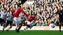 Pada ajang Piala FA 2010/2011, Manchester United menjamu Liverpool di Old Trafford pada putaran ketiga (9/1/2011). Hasilnya, MU menang 1-0 lewat gol tunggal Ryan Giggs melalui eksekusi penalti saat laga baru berjalan dua menit. Penalti diberikan setelah Dimitar Berbatov dijatuhkan di dalam kotak penalti. Dalam laga tersebut kapten Liverpool, Steven Gerrard mendapat kartu merah usai melakukan pelanggaran keras terhadap Michael Carrick. (AFP/Paul Ellis)