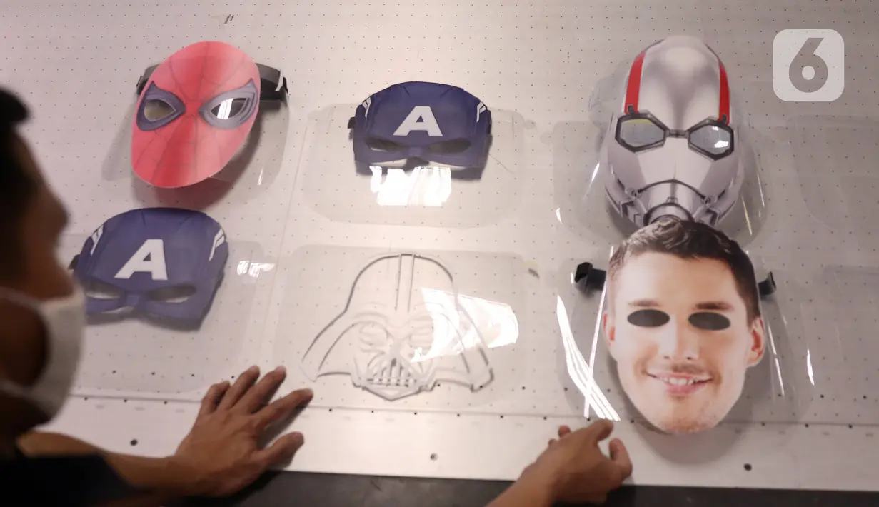Pekerja memproduksi dummy face shield atau pelindung wajah karakter di Percetakan Bintang Sempurna, Bendungan Hilir, Jakarta, Rabu (24/6/2020). Pelindung wajah karakter tersebut dibanderol dengan harga Rp 35 ribu hingga Rp 50 ribu per buah. (Liputan6.com/Angga Yuniar)