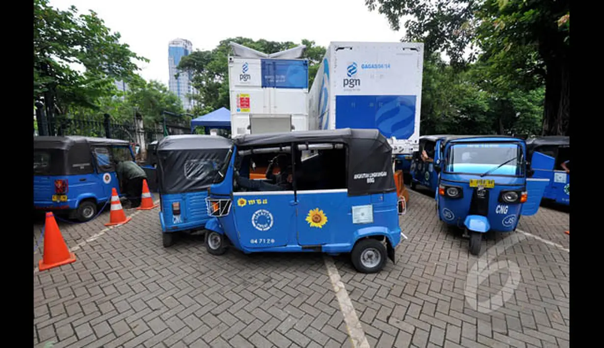 Sejumlah bajaj BBG mengantre untuk mengisi bahan bakar gas di kawasan Monas, Jakarta, Senin (26/1/2015). (Liputan6.com/Miftahul Hayat)