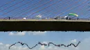 Ratusan orang melompat menggunakan tali dari jembatan yang memiliki ketinggian 30 meter di Hortolandia, Brasil, Minggu (10/4). Sebanyak 149 orang mencoba membuat rekor dunia dengan melompat bersama dari atas jembatan. (REUTERS/Paulo Whitaker)