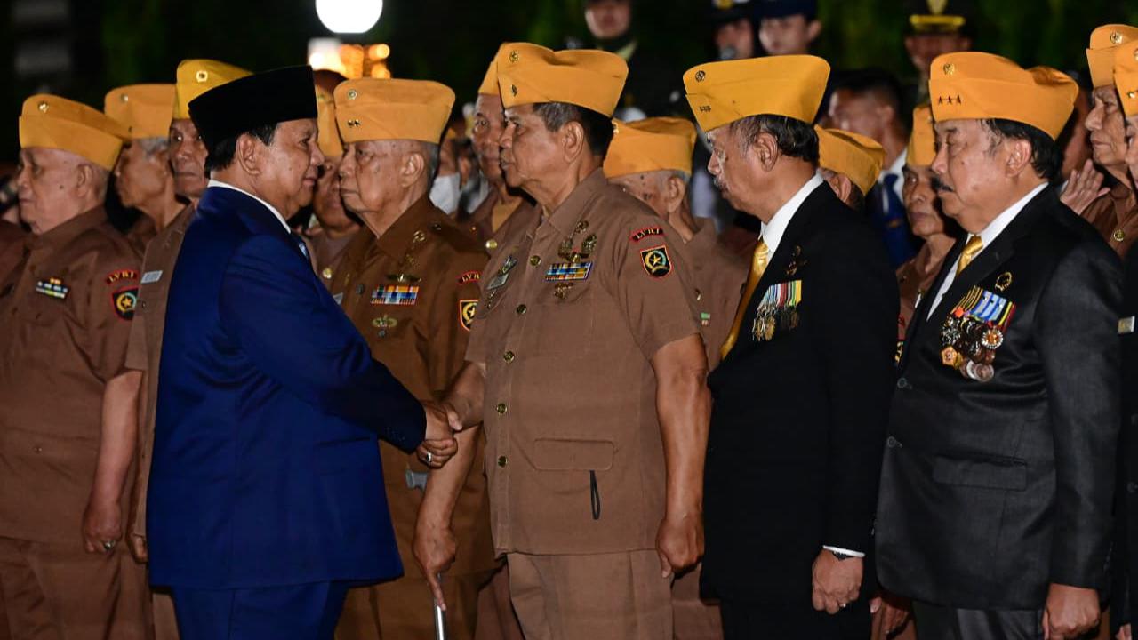 Presiden Prabowo memimpin upacara ziarah nasional dan renungan suci dalam rangka memperingati Hari Pahlawan Tahun 2025 di Taman Makam Pahlawan Nasional Utama (TMPNU) Kalibata, Jakarta, pada Senin, (10/11/2025)
