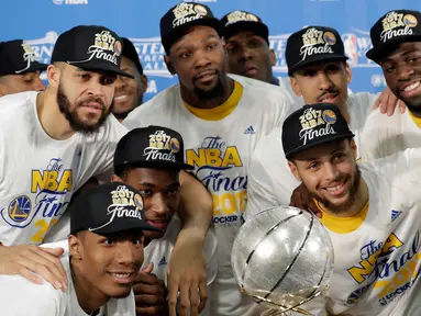 Golden State Warriors menyapu bersih San Antonio Spurs pada final Wilayah Barat setelah memenangi Gim 4 dengan skor 129-115 di AT&T Center, San Antonio, Senin (22/5/2017) atau Selasa (23/5/2017) WIB. (AP Photo / Eric Gay)