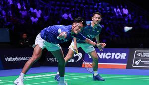 Ganda putra Indonesia Fajar Alfian/Muhammad Shohibul Fikri mengalahkan&nbsp;pasangan China Liang Wei Keng/Wang Chang pada laga semifinal Denmark Open di Jyske Bank Arena, Sabtu (18/10). (foto: PBSI)