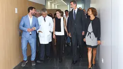 Raja Spanyol Felipe VI dan istrinya Ratu Letizia mengunjungi Rumah Sakit Mar de Barcelona guna menjenguk korban serangan teror Barcelona, Sabtu (19/8).Tak hanya menjenguk korban, raja dan ratu juga menyempatkan bertemu staf rumah sakit. (CASA REAL/AFP)