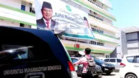 Spanduk Raksasa bertuliskan selamat datang Prabowo Subianto terpasang di Gedung Kampus 4 Universitas Muhammadiyah Bengkulu (Liputan6.com/Yuliardi Hardjo)