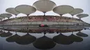Refleksi pebalap Red Bull asal Australia, Daniel Ricciardo dan Sirkuit Shanghai pada sesi latihan bebas F1 GP China di Shanghai, (7/4/2017). (AFP/Johannes Eisele)
