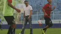 CEO Arema FC, Iwan Budianto sedang memantau latihan (Liputan6.com/Rana Adwa)