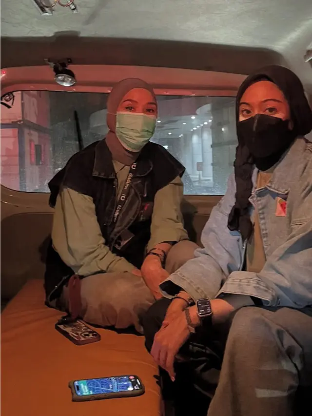 Zaskia Adya Mecca turun langsung menolong para demonstran terluka. [@zaskiadyamecca]