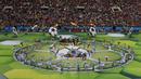 Penari membawa papan seluncur saat meramaikan pembukaan Piala Dunia 2018 di Luzhniki stadium, Moskow, Rusia, (14/6/2018). Rusia dan Arab Saudi tampil pada laga pembuka. (AP/Darko Bandic)